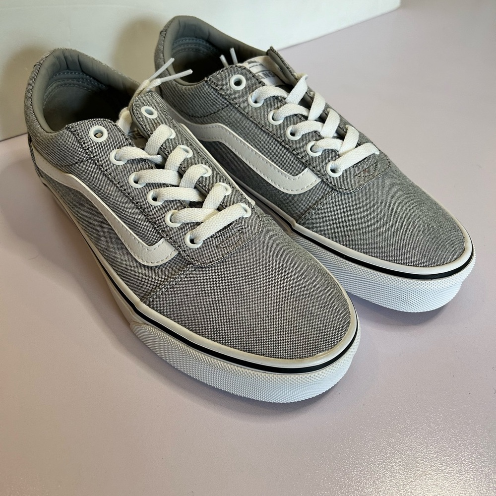 Vans NIB Women’s summer canvas lace up skate shoes size 8.5 W